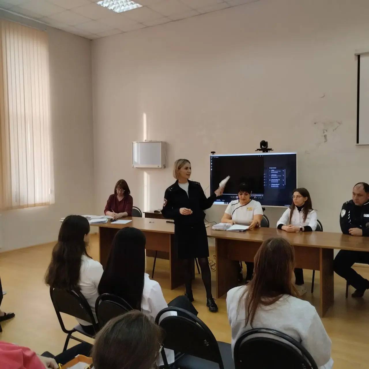 Сотрудники Госавтоинспекции Мостовского района в преддверии Дня матери посетили женскую консультацию Сотрудники Госавтоинспекции Мостовского района в преддверии Дня матери посетили женскую консультацию