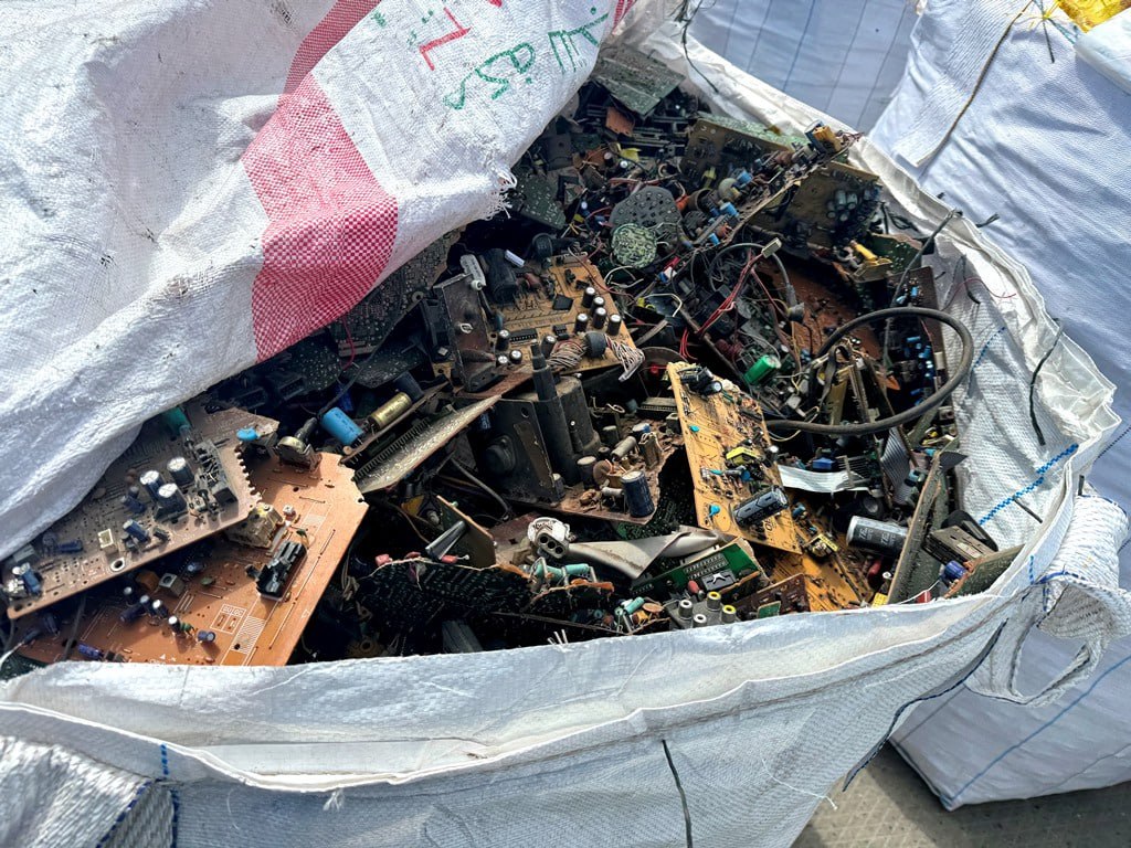 Сотрудники Новороссийской таможни пресекли контрабанду 19 тонн лома с драгоценными металлами Сотрудники Новороссийской таможни пресекли контрабанду 19 тонн лома с драгоценными металлами