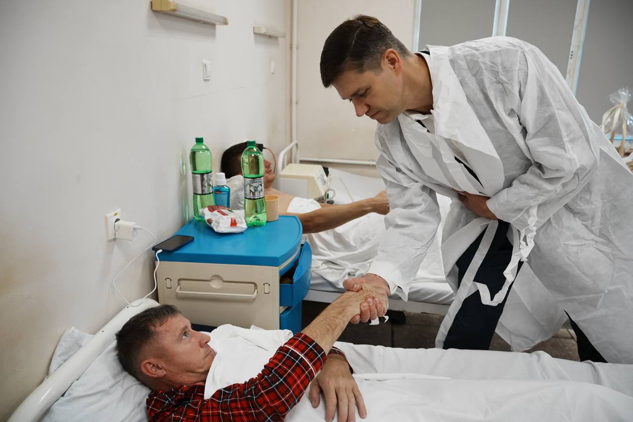 Андрей Кравченко: Навестил наших жителей в Городской больнице №1. Здесь сейчас проходят лечение трое новороссийцев, получивших ранения во время атаки БПЛА 25 ноября Андрей Кравченко: Навестил наших жителей в Городской больнице №1. Здесь сейчас проходят лечение трое новороссийцев, получивших ранения во время атаки БПЛА 25 ноября