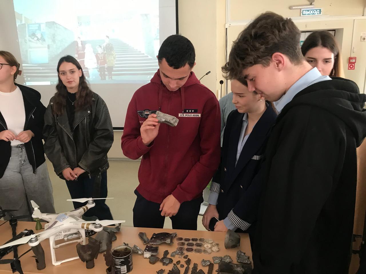 Военные подвиги разных эпох: новороссийские школьники и студенты встретились с волонтёрами СВО и вспомнили героев Великой Отечественной войны 1941-1945 годов Военные подвиги разных эпох: новороссийские школьники и студенты встретились с волонтёрами СВО и вспомнили героев Великой Отечественной войны 1941-1945 годов