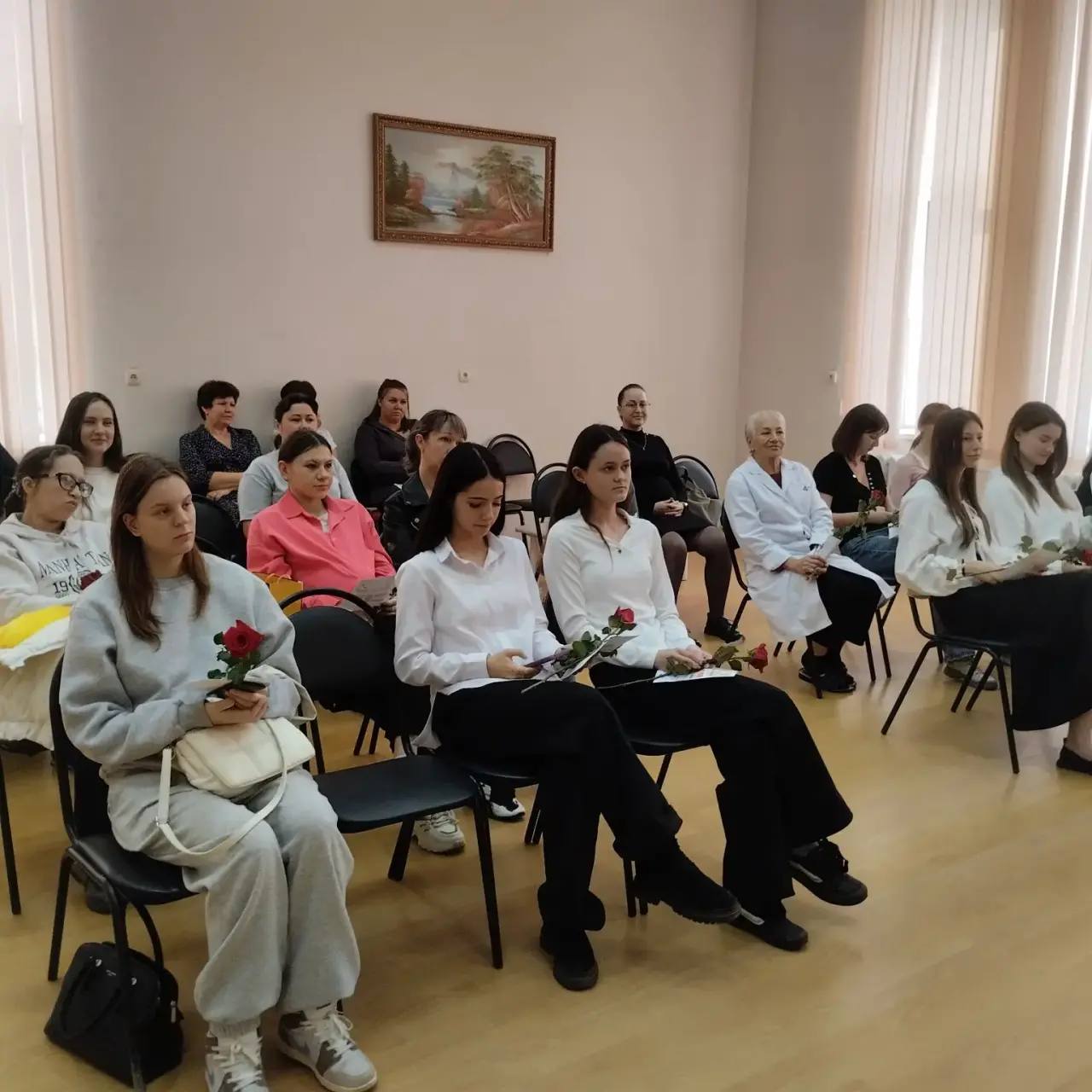 Сотрудники Госавтоинспекции Мостовского района в преддверии Дня матери посетили женскую консультацию