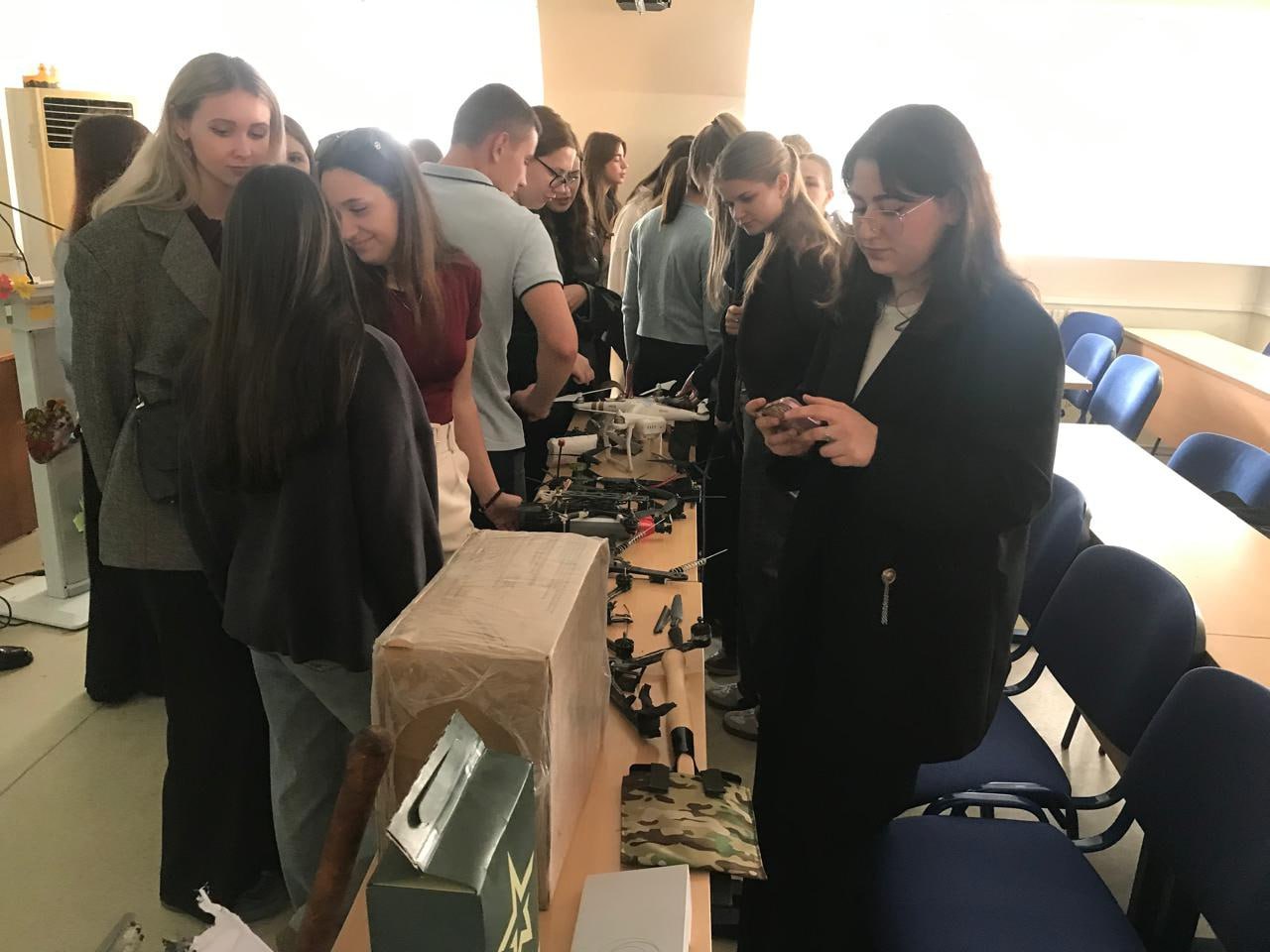 Военные подвиги разных эпох: новороссийские школьники и студенты встретились с волонтёрами СВО и вспомнили героев Великой Отечественной войны 1941-1945 годов Военные подвиги разных эпох: новороссийские школьники и студенты встретились с волонтёрами СВО и вспомнили героев Великой Отечественной войны 1941-1945 годов