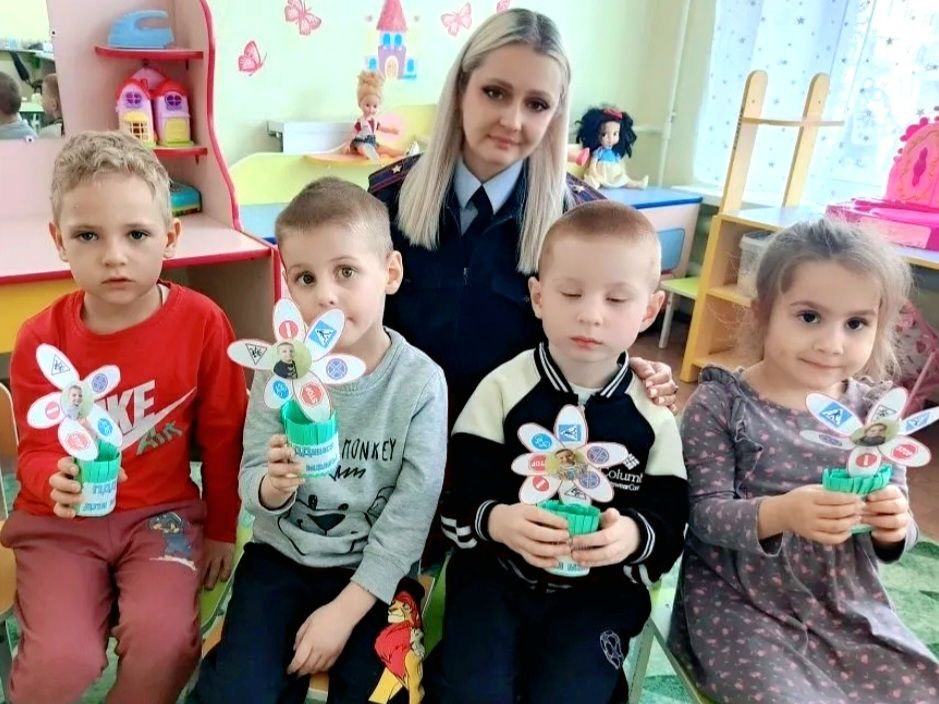 В преддверии Дня Матери, сотрудники Госавтоинспекции г.Армавира провели профилактическую акцию "Мы с мамой соблюдаем ПДД" для воспитанников детского сада №6 В преддверии Дня Матери, сотрудники Госавтоинспекции г.Армавира провели профилактическую акцию "Мы с мамой соблюдаем ПДД" для воспитанников детского сада №6