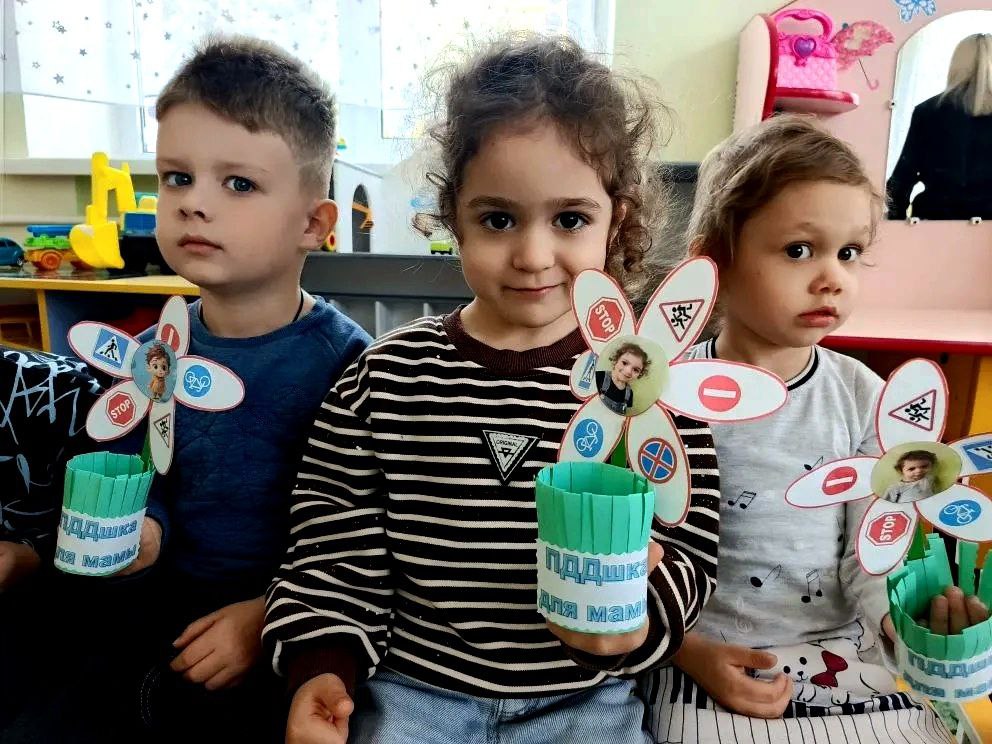 В преддверии Дня Матери, сотрудники Госавтоинспекции г.Армавира провели профилактическую акцию "Мы с мамой соблюдаем ПДД" для воспитанников детского сада №6 В преддверии Дня Матери, сотрудники Госавтоинспекции г.Армавира провели профилактическую акцию "Мы с мамой соблюдаем ПДД" для воспитанников детского сада №6