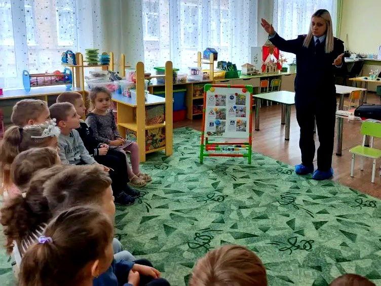 В преддверии Дня Матери, сотрудники Госавтоинспекции г.Армавира провели профилактическую акцию "Мы с мамой соблюдаем ПДД" для воспитанников детского сада №6 В преддверии Дня Матери, сотрудники Госавтоинспекции г.Армавира провели профилактическую акцию "Мы с мамой соблюдаем ПДД" для воспитанников детского сада №6