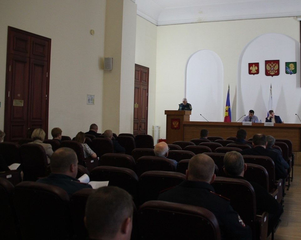 Меры по обеспечению безопасности людей на водных объектах в зимний период обсудили в администрации Ейского района