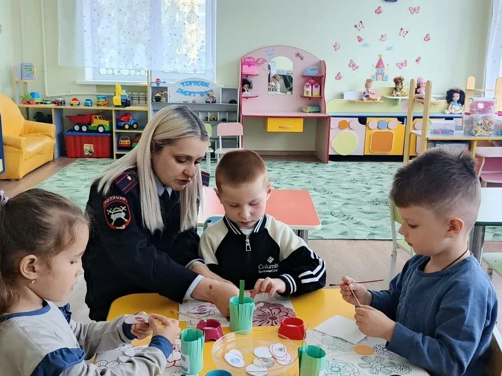 В преддверии Дня Матери, сотрудники Госавтоинспекции г.Армавира провели профилактическую акцию "Мы с мамой соблюдаем ПДД" для воспитанников детского сада №6 В преддверии Дня Матери, сотрудники Госавтоинспекции г.Армавира провели профилактическую акцию "Мы с мамой соблюдаем ПДД" для воспитанников детского сада №6