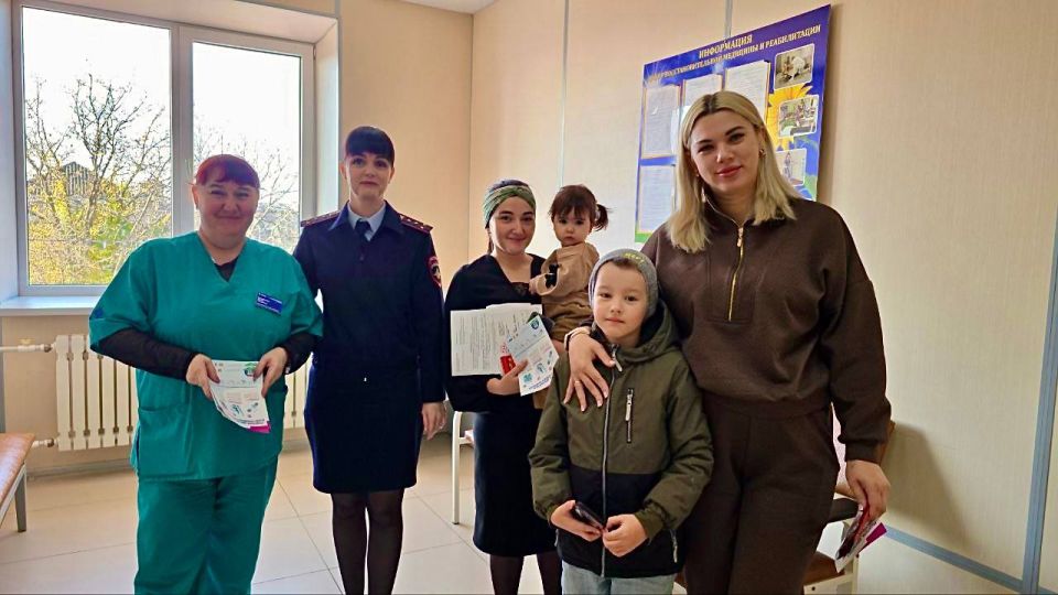 Автоинспекторы Лабинского района совместно с сотрудниками детской поликлиники поздравили представительниц прекрасного пола с наступающим Днем Матери