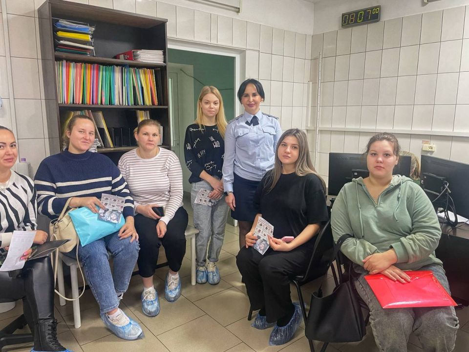 Сотрудники Госавтоинспекции Ленинградского района в преддверии Дня матери провели профилактическую беседу о соблюдении ПДД с посетительницами женской консультации