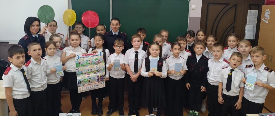 Сотрудники Госавтоинспекции и инспекторы по делам несовершеннолетних Апшеронского района продолжают проводить совместные профилактические мероприятия для школьников