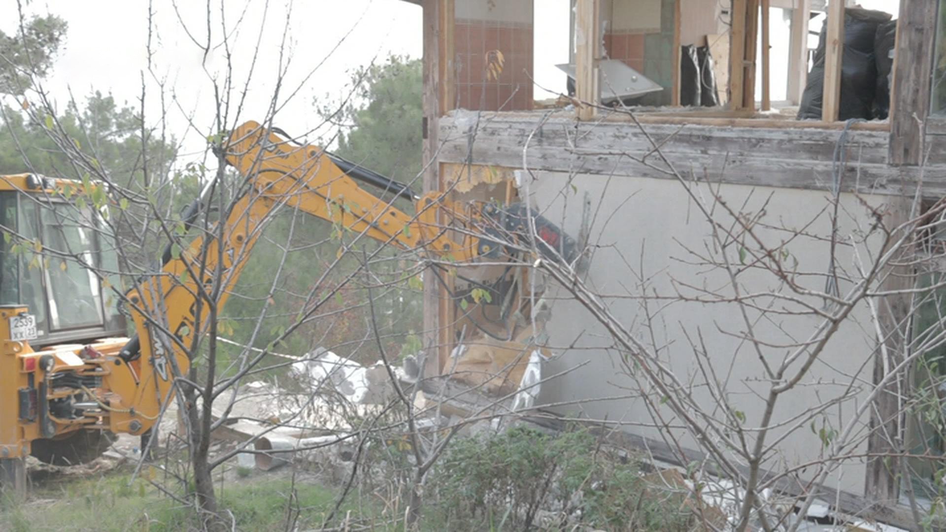 В Геленджике начался снос самостроев на берегу Чёрного моря