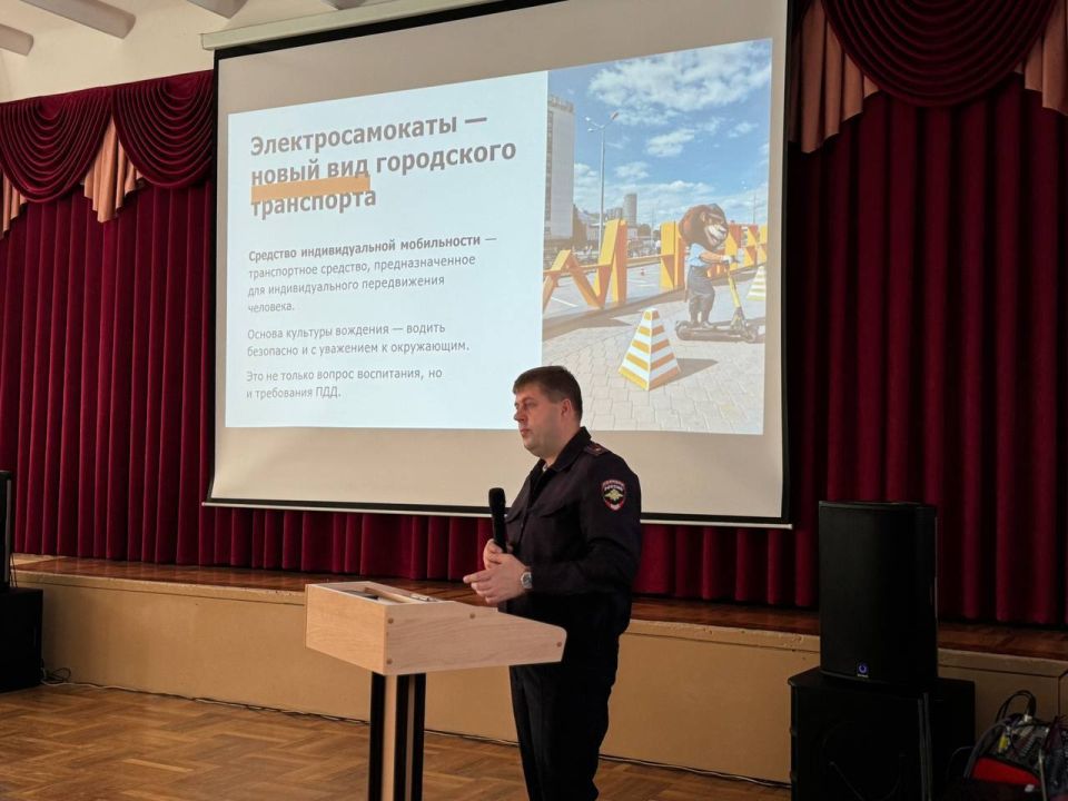 Сотрудники Госавтоинспекции Краснодара совместно с МБОУ ДО ДЦ «Автогородок» и представителями «Байк центра» провели занятие для учащихся 7-8 классов МАОУ гимназии №44