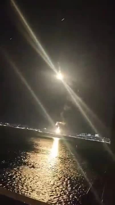 Владислав Шурыгин: Атмосферное. Турецкие моряки сняли момент атаки украинских дронов на нефтяной терминал «Шесхарис» в Новороссийске 14 ноября