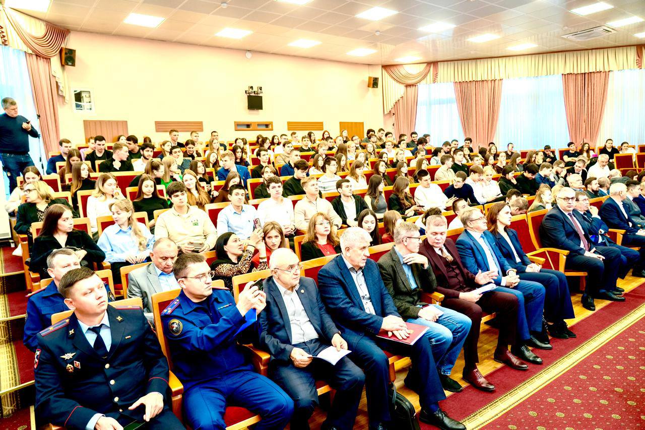 В Краснодаре состоялась Всероссийская научно-практическая конференция, посвященная 85-летию Заслуженного юриста Кубани Владимира Дмитриевича Зеленского В Краснодаре состоялась Всероссийская научно-практическая конференция, посвященная 85-летию Заслуженного юриста Кубани Владимира Дмитриевича Зеленского