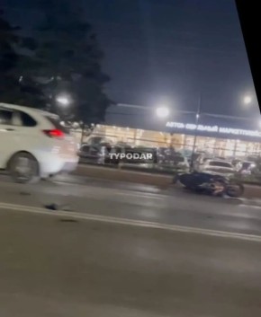 Сегодня вечером на Ростовском шоссе в Краснодаре 58-летний местный житель, управляя «Шкода Рапид», допустил наезд на стоящий перед светофором мототранспорт