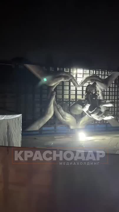 Инсталляцию с руками на стене доделали в парке Галицкого