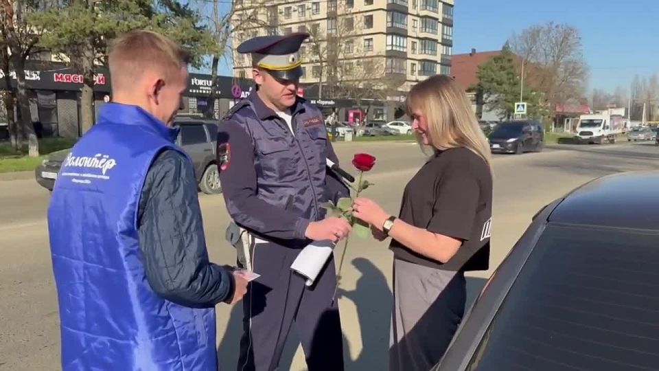 В Горячем Ключе в «День матери» дорожные полицейские провели специальную акцию для женщин-водителей