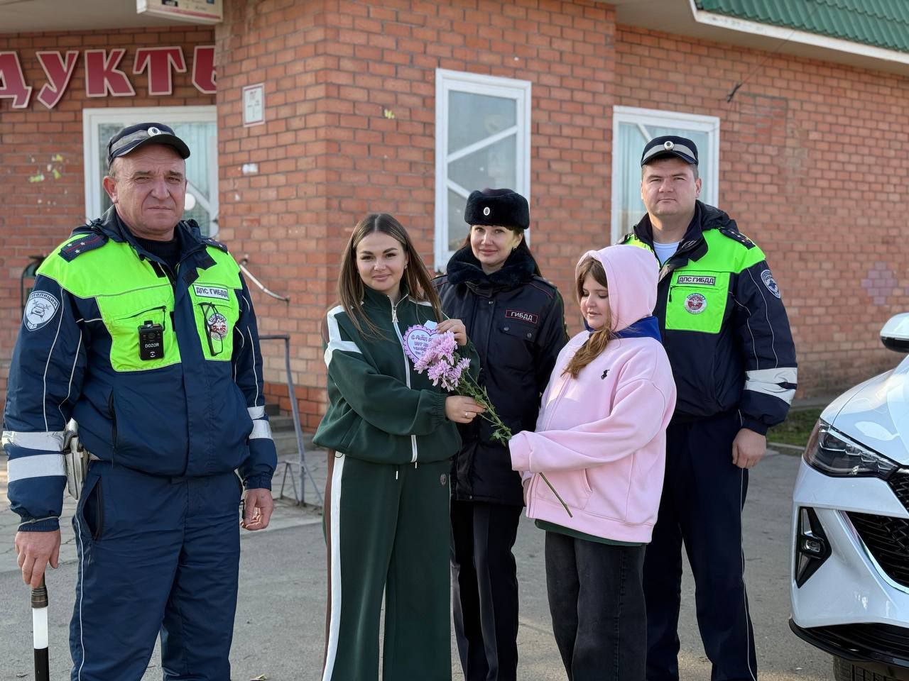 Сотрудники Госавтоинспекции Староминского района и ЮИДовцы средней школы №4 провели акцию «Пусть всегда будут Мамы!» Сотрудники Госавтоинспекции Староминского района и ЮИДовцы средней школы №4 провели акцию «Пусть всегда будут Мамы!»