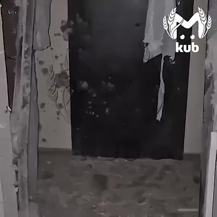 Последствия падения обломков БПЛА на многоэтажку в Славянске-на-Кубани прошедшей ночью