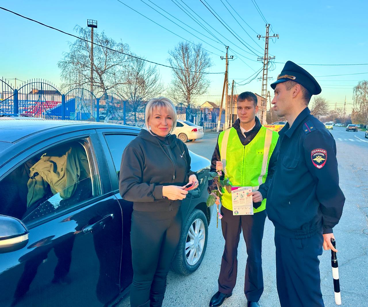 В Лабинском районе сотрудники Госавтоинспекции, при поддержке молодежного патруля, провели акцию «Мамы рулят безопасно», посвященную Дню матери В Лабинском районе сотрудники Госавтоинспекции, при поддержке молодежного патруля, провели акцию «Мамы рулят безопасно», посвященную Дню матери