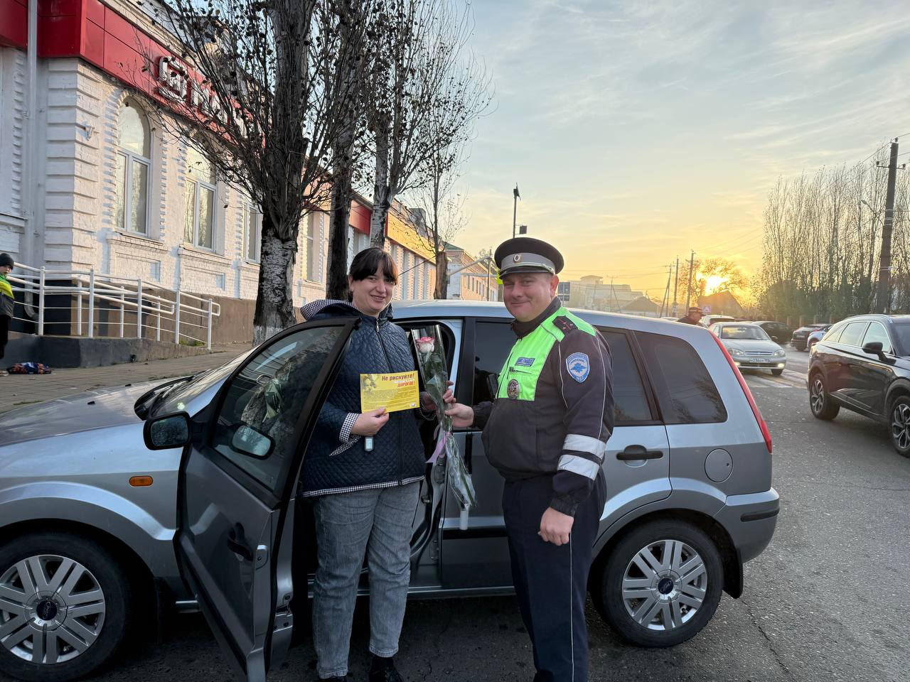 В День матери сотрудники Госавтоинспекции Темрюкского района провели акцию, чтобы поздравить женщин-автомобилистов и напомнить им о важности безопасности на дорогах В День матери сотрудники Госавтоинспекции Темрюкского района провели акцию, чтобы поздравить женщин-автомобилистов и напомнить им о важности безопасности на дорогах