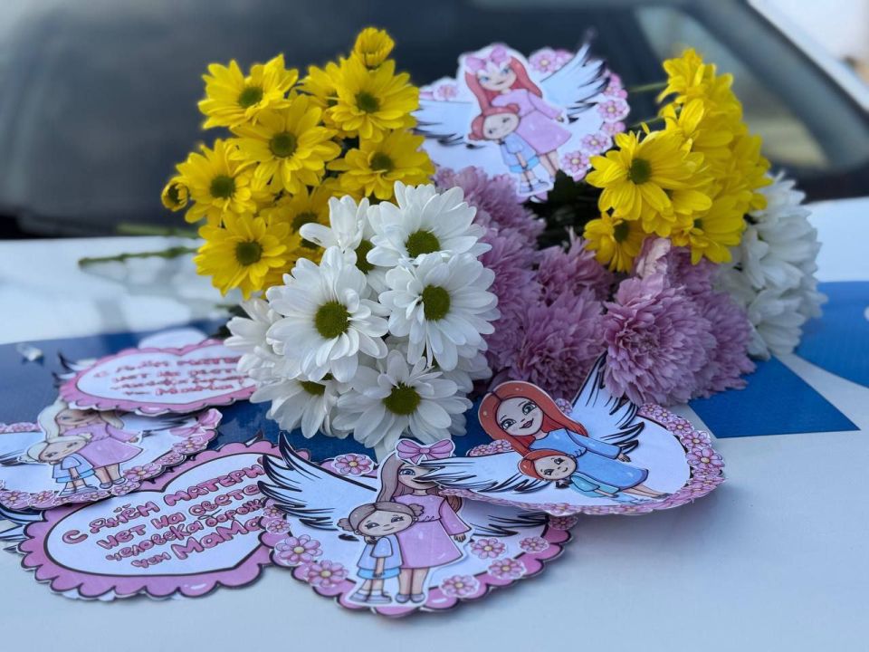 Сотрудники Госавтоинспекции Староминского района и ЮИДовцы средней школы №4 провели акцию «Пусть всегда будут Мамы!»