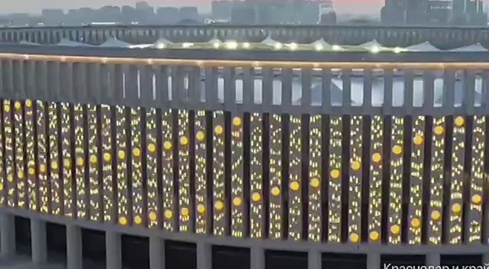 В эти выходные дни фасад стадиона в парке «Краснодар» словно озарился праздничным светом