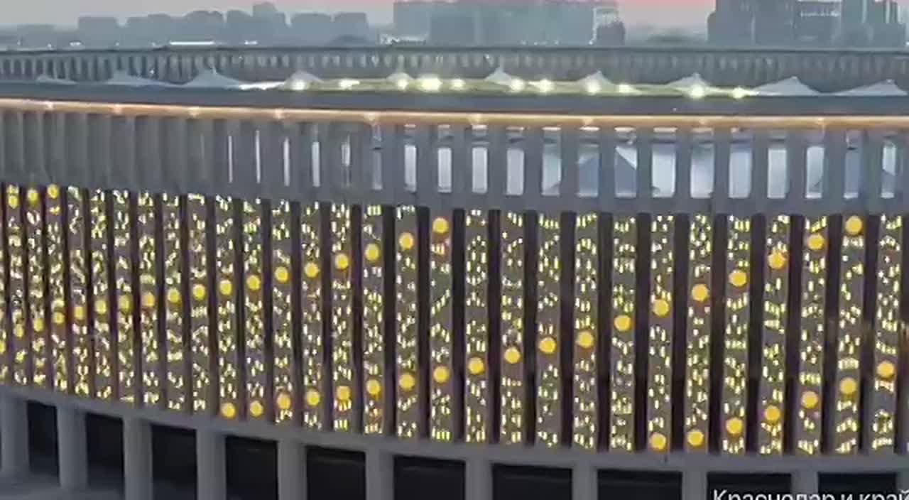 В эти выходные дни фасад стадиона в парке «Краснодар» словно озарился праздничным светом