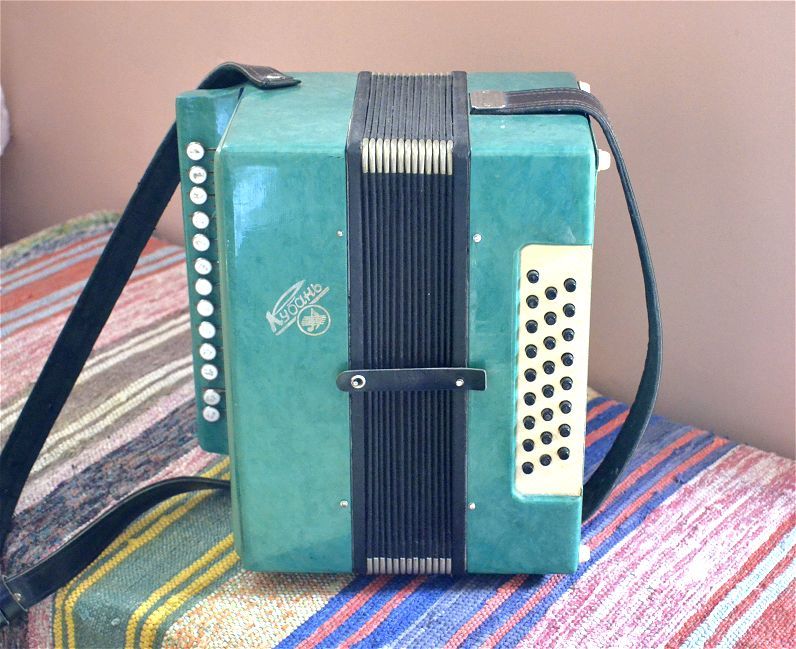 БАЯН ВМЕСТО БУМАГИ: НЕОЖИДАННОЕ ПРОШЛОЕ СТЕН НАЛОГОВОЙ АРМАВИРА