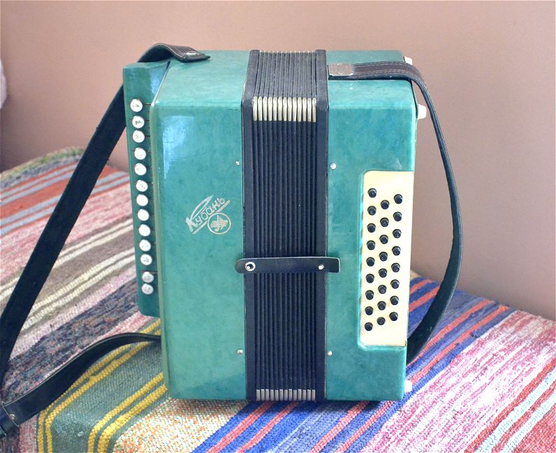 БАЯН ВМЕСТО БУМАГИ: НЕОЖИДАННОЕ ПРОШЛОЕ СТЕН НАЛОГОВОЙ АРМАВИРА