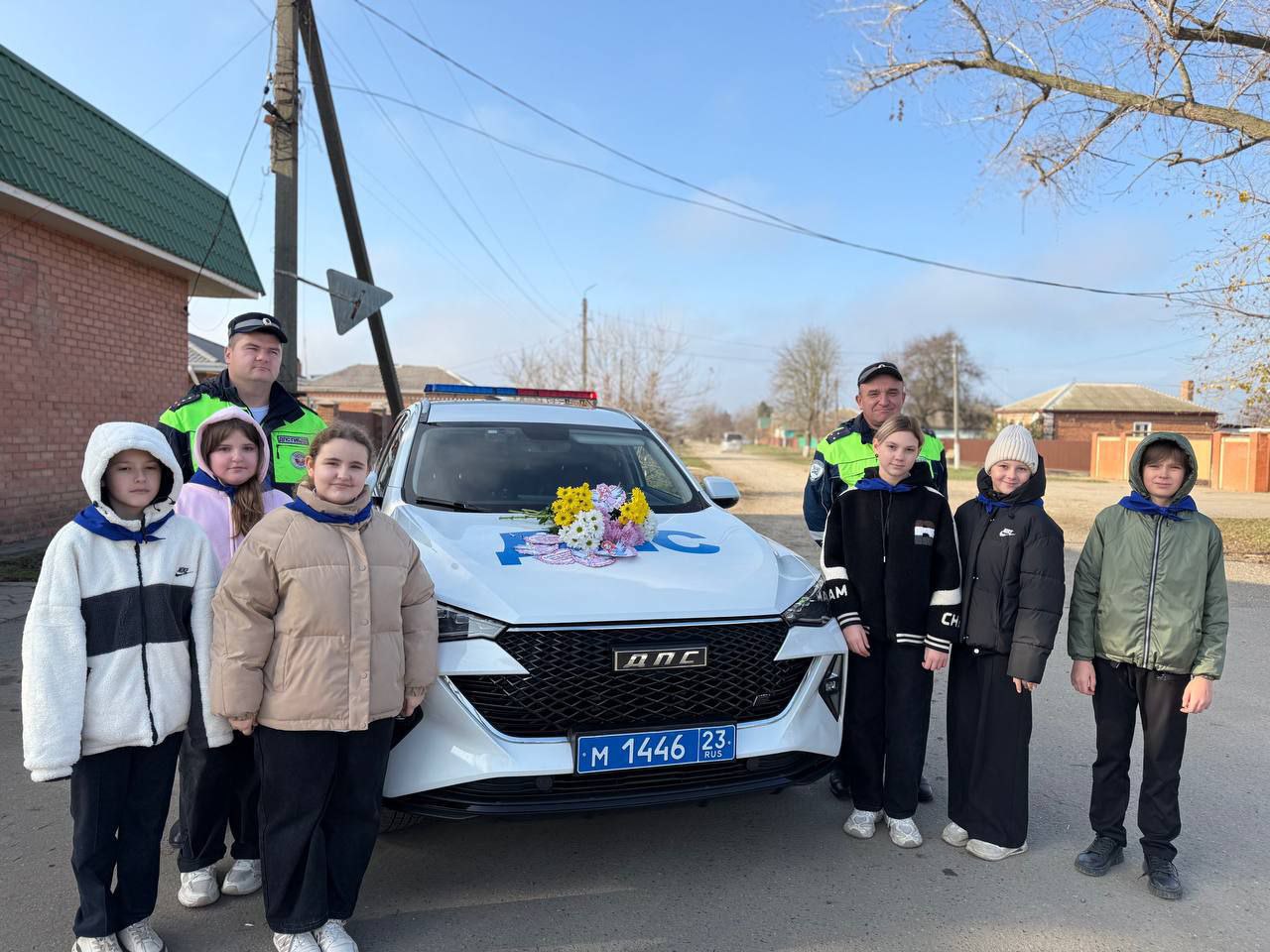 Сотрудники Госавтоинспекции Староминского района и ЮИДовцы средней школы №4 провели акцию «Пусть всегда будут Мамы!» Сотрудники Госавтоинспекции Староминского района и ЮИДовцы средней школы №4 провели акцию «Пусть всегда будут Мамы!»