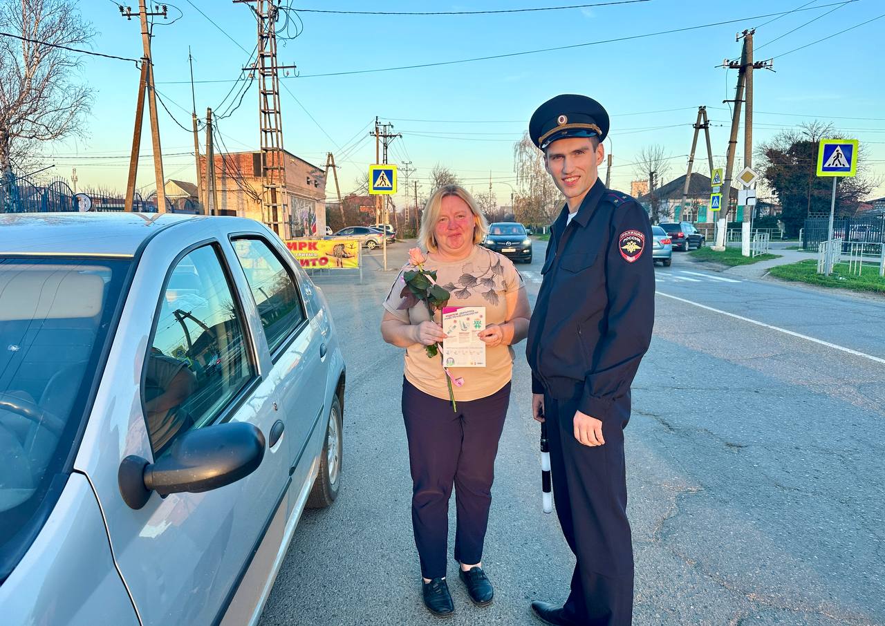 В Лабинском районе сотрудники Госавтоинспекции, при поддержке молодежного патруля, провели акцию «Мамы рулят безопасно», посвященную Дню матери В Лабинском районе сотрудники Госавтоинспекции, при поддержке молодежного патруля, провели акцию «Мамы рулят безопасно», посвященную Дню матери