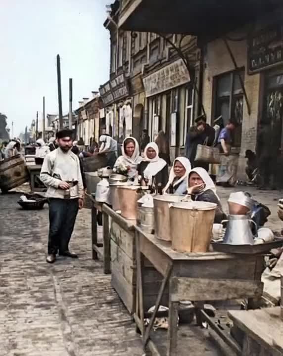 Назад в будущее. Наши коллеги оживили старые фотоснимки Краснодара с помощью ИИ. Нейросеть показала, как могли выглядеть улицы и люди кубанской столицы еще до революции