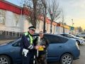 В День матери сотрудники Госавтоинспекции Темрюкского района провели акцию, чтобы поздравить женщин-автомобилистов и напомнить им о важности безопасности на дорогах