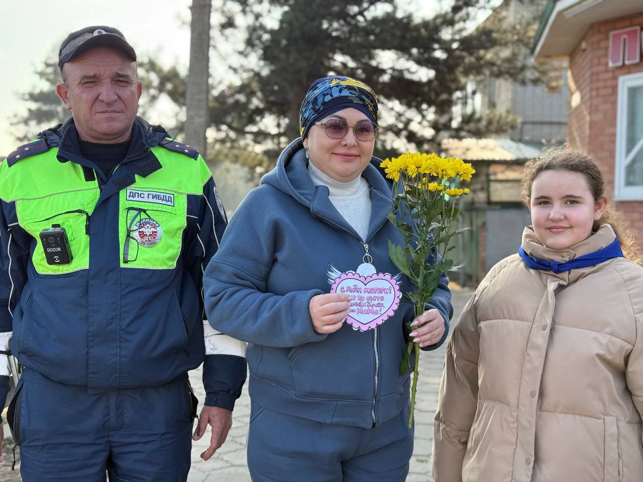 Сотрудники Госавтоинспекции Староминского района и ЮИДовцы средней школы №4 провели акцию «Пусть всегда будут Мамы!» Сотрудники Госавтоинспекции Староминского района и ЮИДовцы средней школы №4 провели акцию «Пусть всегда будут Мамы!»