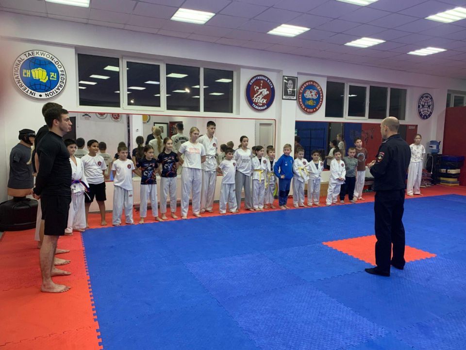 Сотрудники Госавтоинспекции г.Армавира организовали для воспитанников клуба тхэквондо профилактическую акцию «Спорт за безопасность!» Сотрудники Госавтоинспекции г.Армавира организовали для воспитанников клуба тхэквондо профилактическую акцию «Спорт за безопасность!»