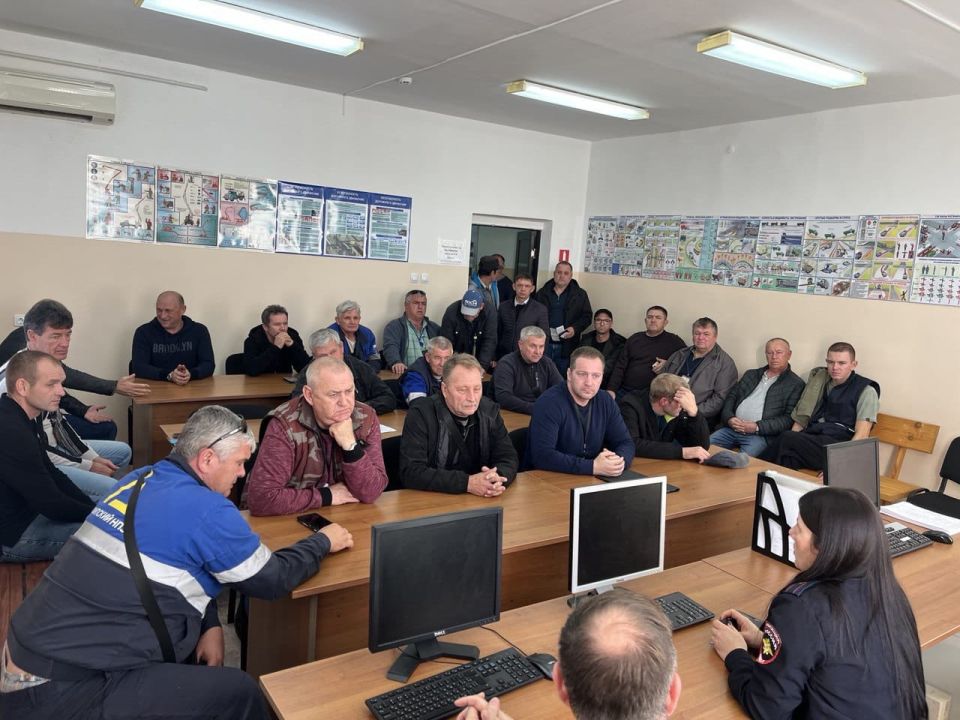 Сотрудники Госавтоинспекции встретились с водителями нефтеперерабатывающего завода в пгт.Афипский Сотрудники Госавтоинспекции встретились с водителями нефтеперерабатывающего завода в пгт.Афипский