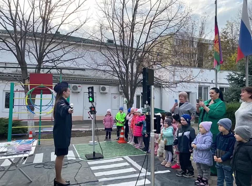 В гости к детям из детского сада г.Анапы приехала мобильная лаборатория безопасности