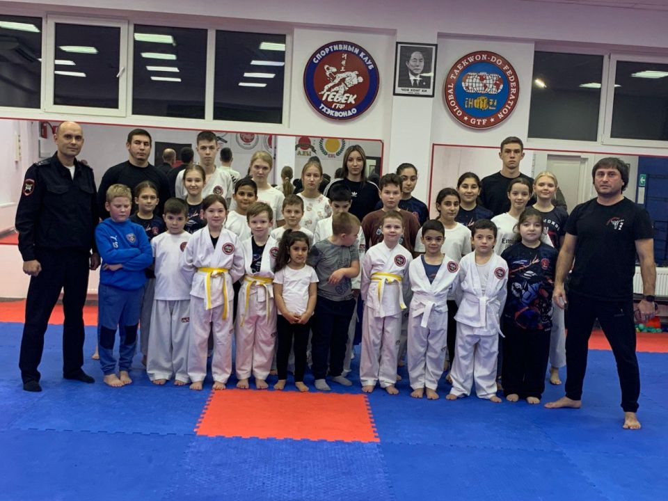 Сотрудники Госавтоинспекции г.Армавира организовали для воспитанников клуба тхэквондо профилактическую акцию «Спорт за безопасность!» Сотрудники Госавтоинспекции г.Армавира организовали для воспитанников клуба тхэквондо профилактическую акцию «Спорт за безопасность!»