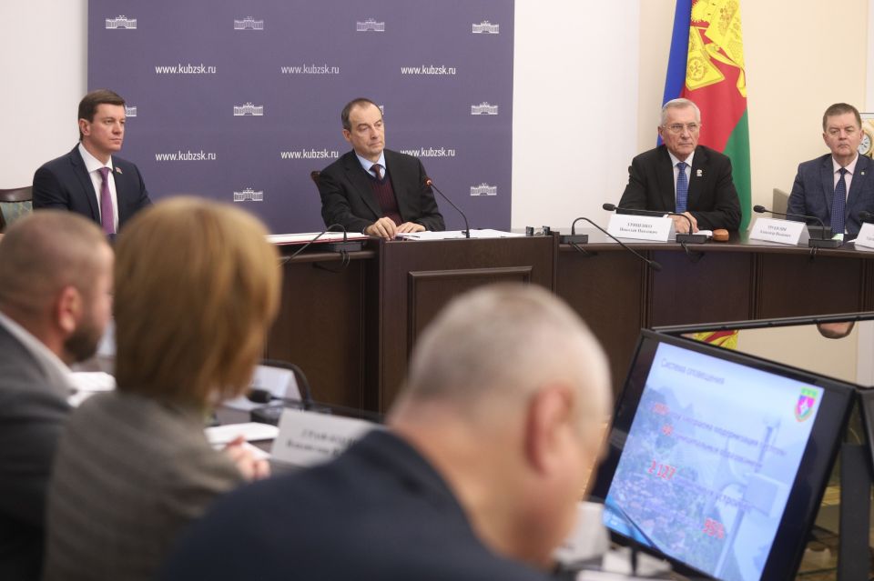 Председатель ЗСК Юрий Бурлачко провел еженедельное планерное совещание, на котором депутаты обсудили реализацию мероприятий, связанных с функционированием аппаратно-программного комплекса «Безопасный город»