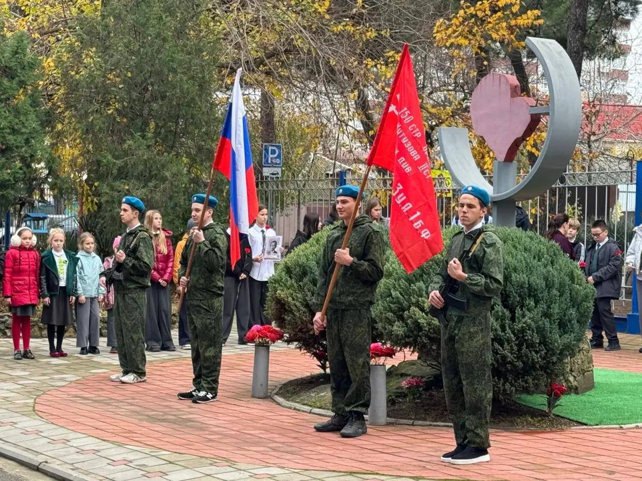 В преддверии Дня неизвестного солдата в школе №1 провели урок мужества В преддверии Дня неизвестного солдата в школе №1 провели урок мужества