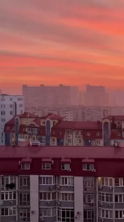 Огненный закат сняли жители Фестивального