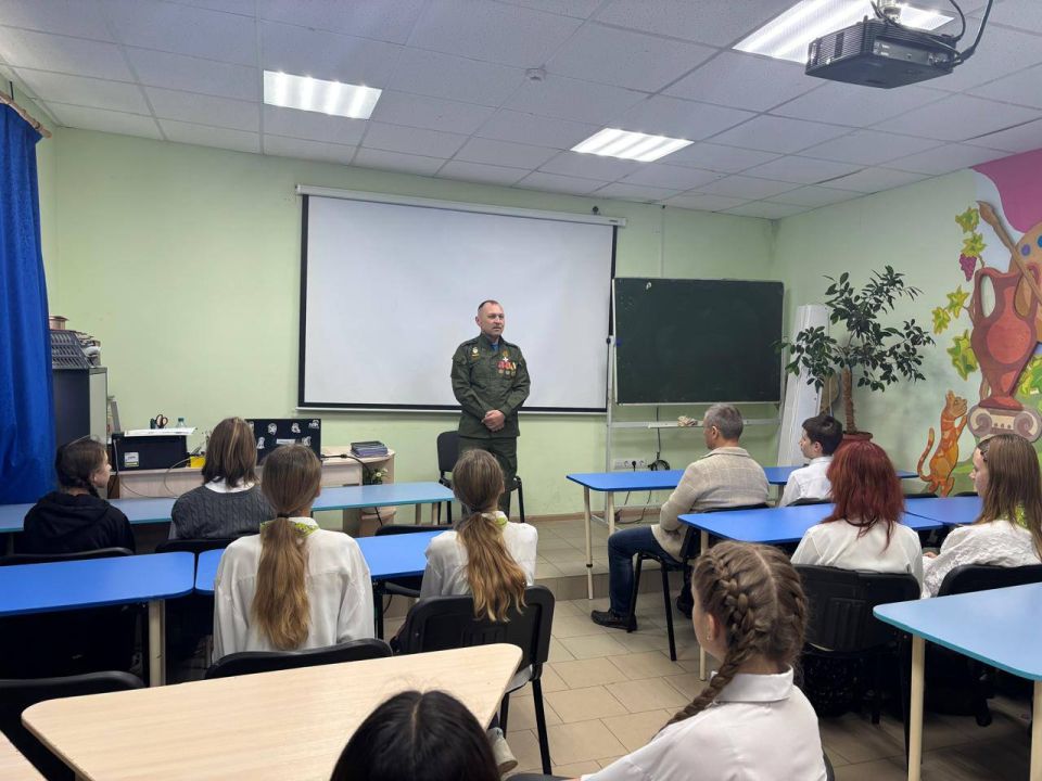 В преддверии Дня неизвестного солдата в школе №1 провели урок мужества