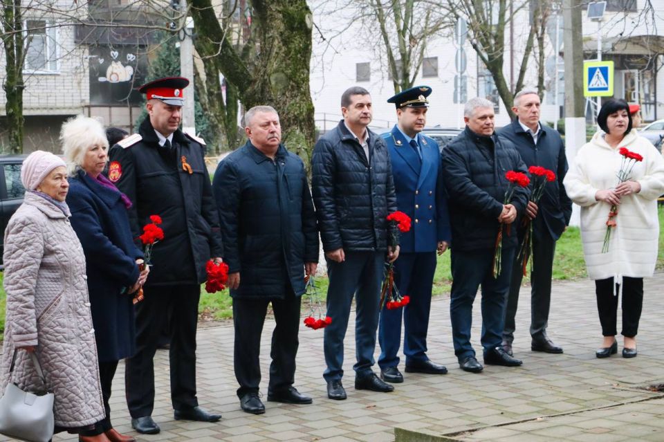 Прокуратурой Тбилисского района принято участие в возложении цветов в День Неизвестного солдата