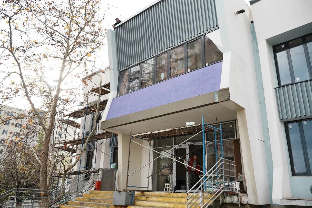 Глава города-героя Новороссийска проверил, как продвигается капитальный ремонт Молодежного центра