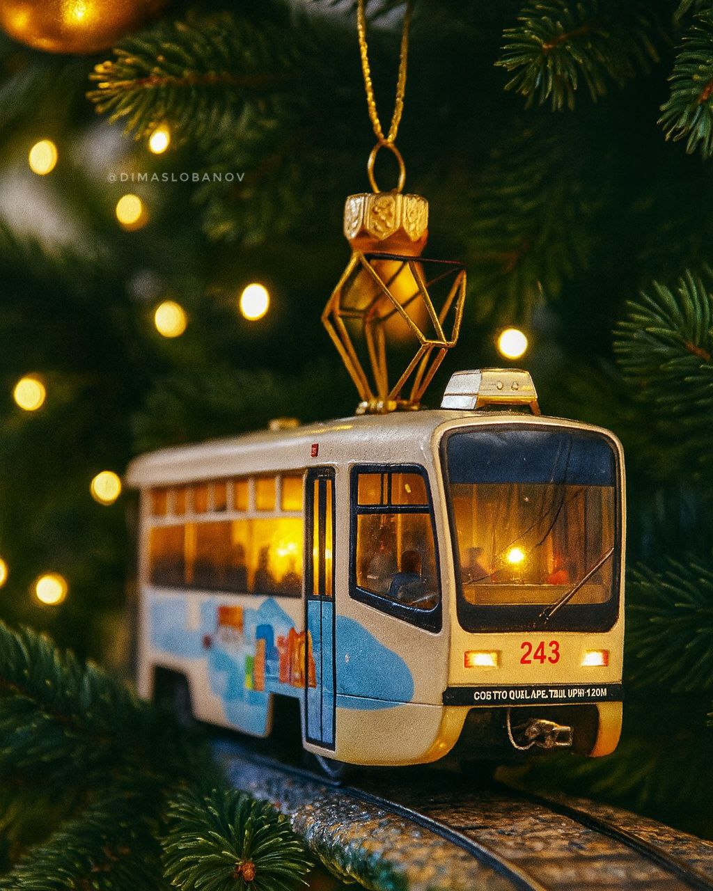 Краснодарские трамваи в виде елочных игрушек Краснодарские трамваи в виде елочных игрушек