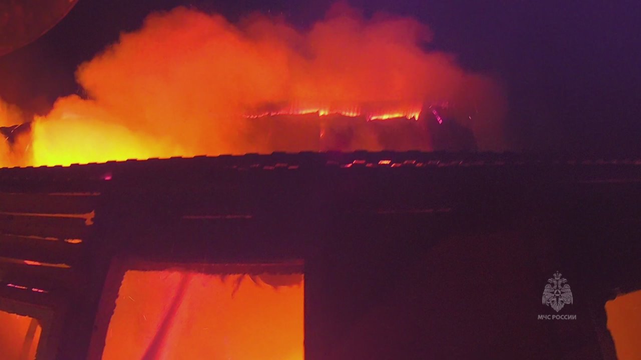 #ГлазамиПожарных. Ранним утром 18 ноября 2025 года поступило сообщение о возгорании деревообрабатывающего цеха на территории Республики Адыгея