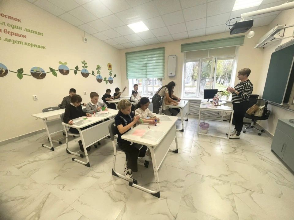 Для учеников коррекционной школы № 13 провели мастер-класс по созданию новогодних украшений