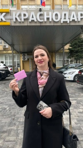 Первая победительница нашего конкурса рисунков ко Дню матери получила свой приз