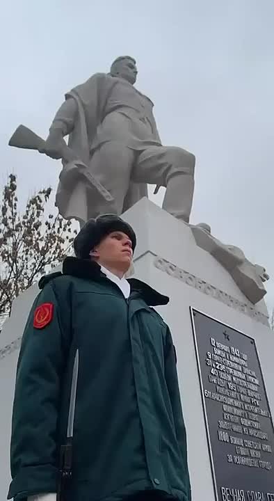 Глава Краснодара возложил цветы к памятнику в День Неизвестного Солдата